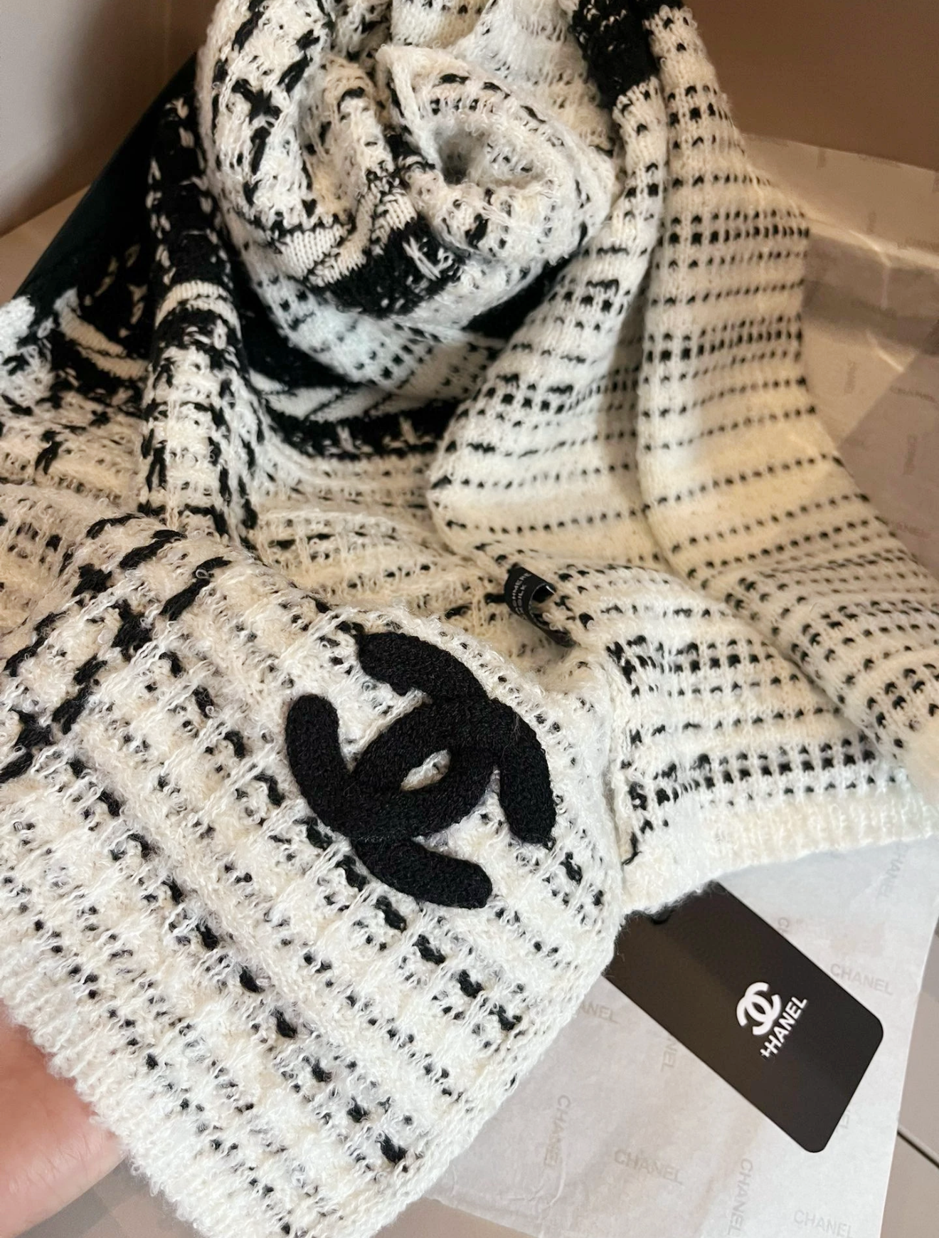 Inspired Black & White Contrast Wool Knit Scarf (Gift Boxed)
