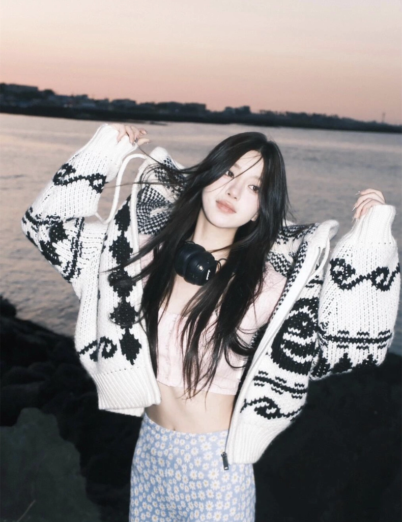 Korean OPEN YY Rose Jacquard Thick Knit Cardigan