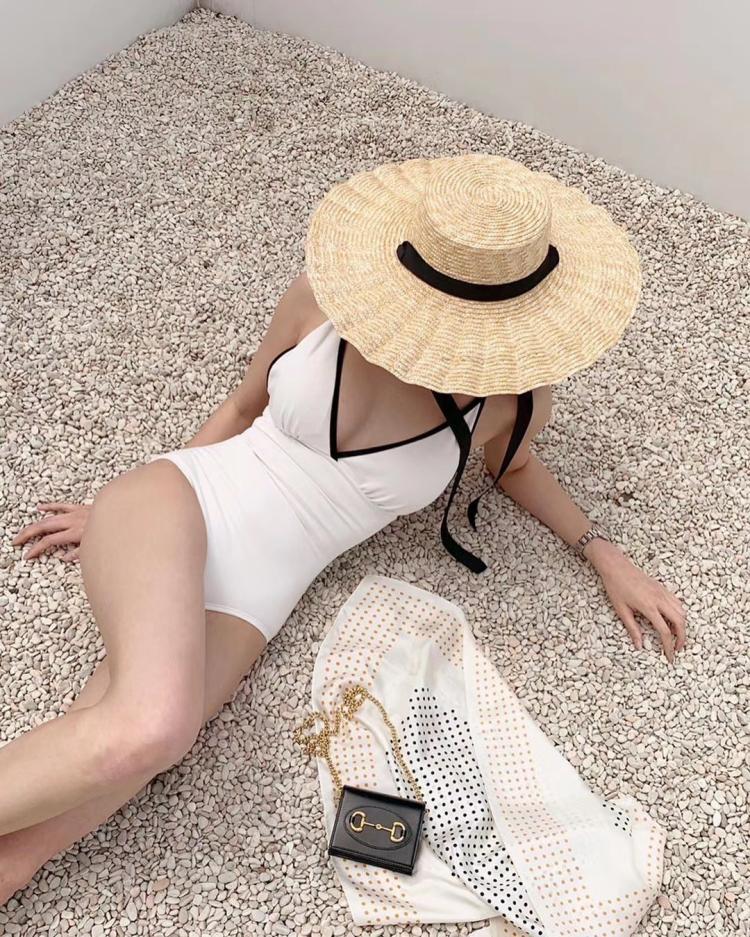 Ins Style Slimming One-Piece With a Bare Back