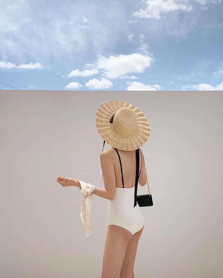 Ins Style Slimming One-Piece With a Bare Back