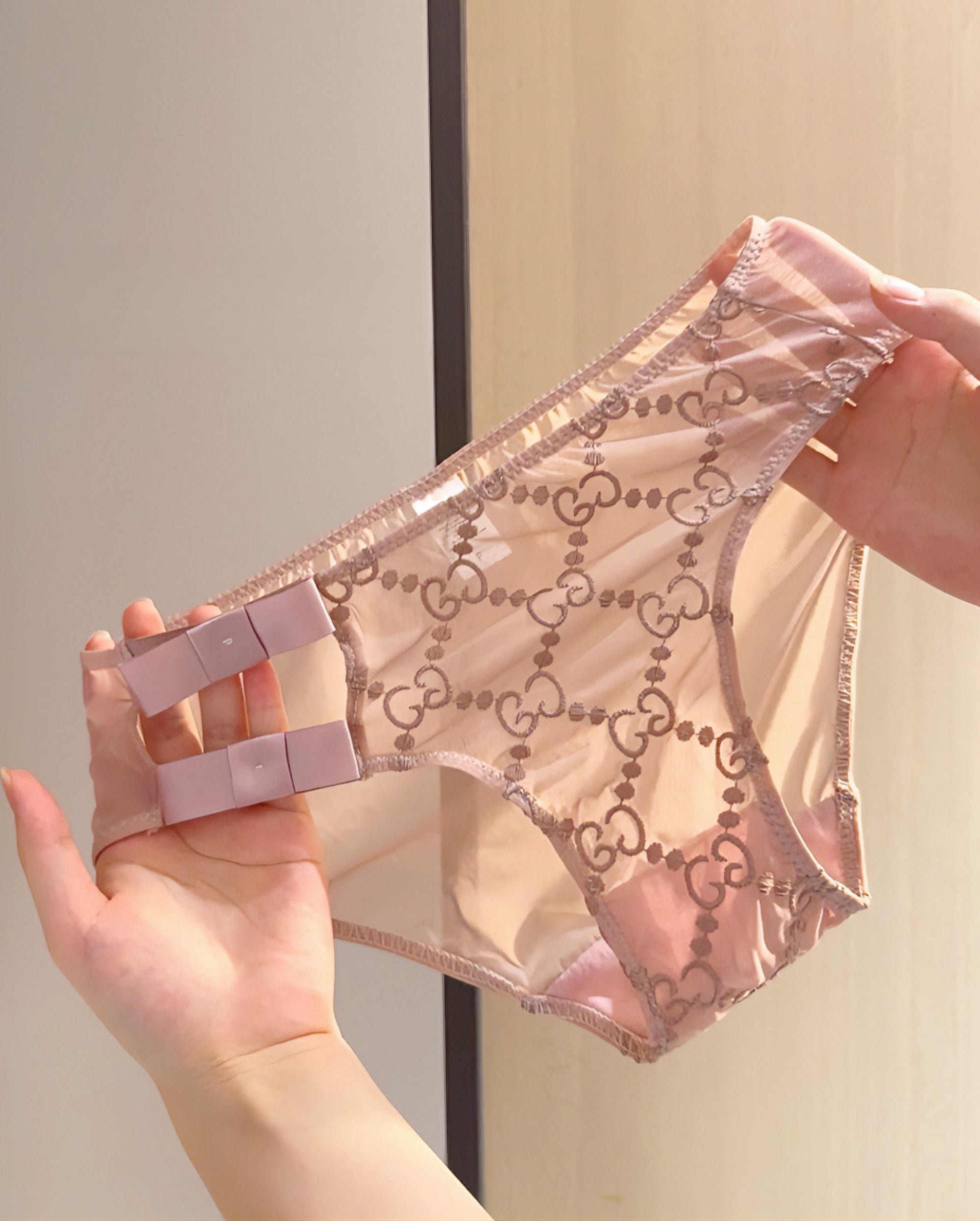 Low-Rise Sexy Panties with Bowknot Embossed Pattern
