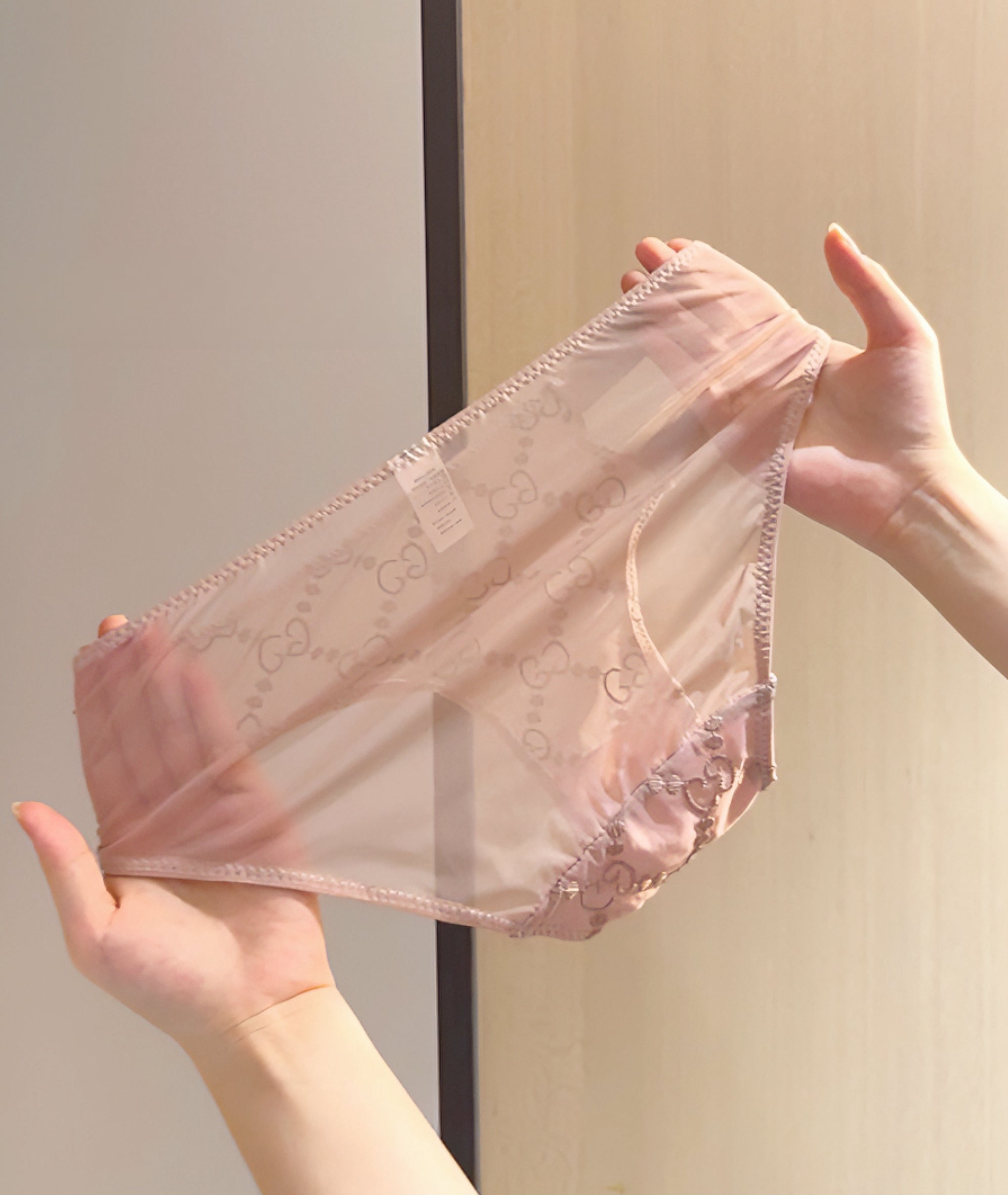Low-Rise Sexy Panties with Bowknot Embossed Pattern