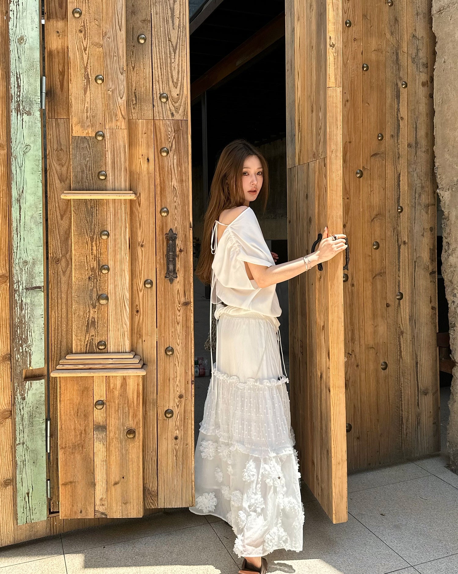 Asymmetric twist-back loose top