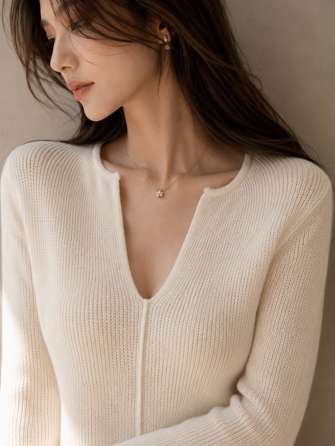 Solid Color Slim Fit V-Neck Knit Top