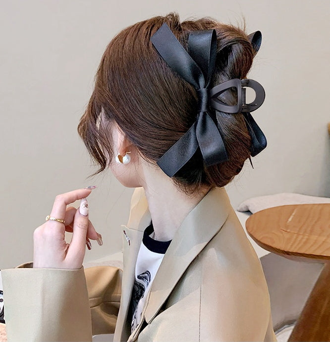 Elegant Matte Hepburn-Style Bow Shark Clip