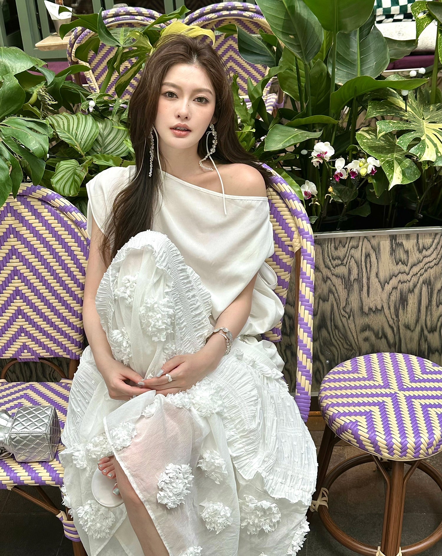 Asymmetric twist-back loose top