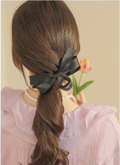 Elegant Matte Hepburn-Style Bow Shark Clip