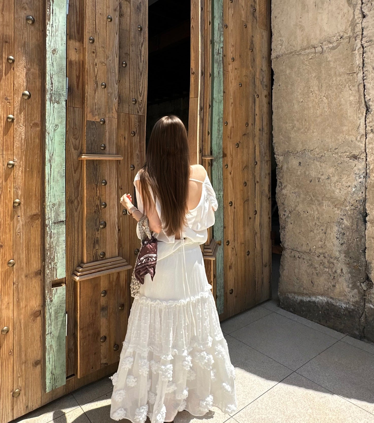 Asymmetric twist-back loose top